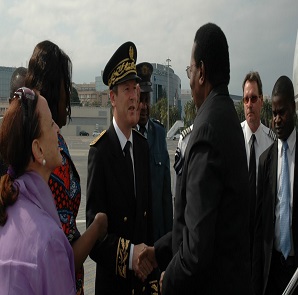 Malawi president dissolves cabinet (Lead)