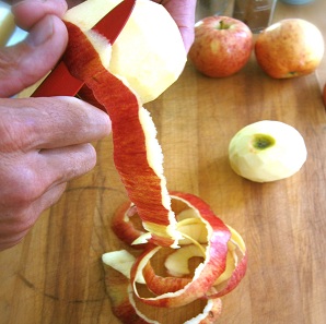 An apple peel a day keeps fat away