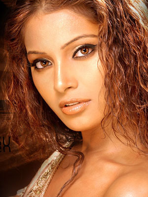 Bipasha donates autographed T-shirt for animal support