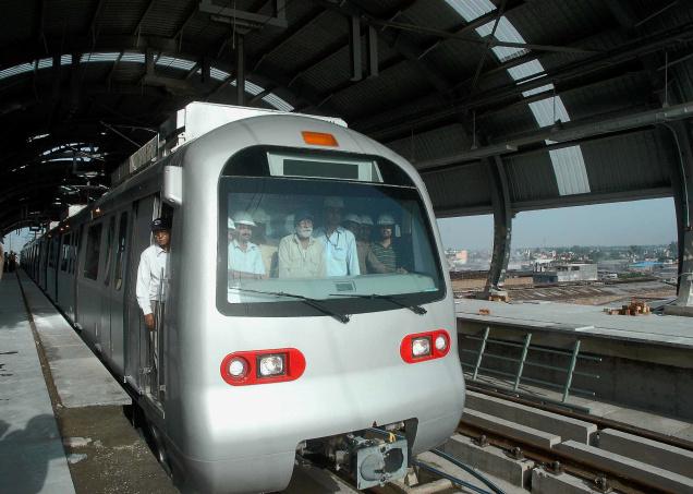 Snag delays Metro services