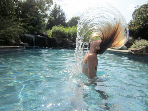 Protect hair against summer heat, sweat