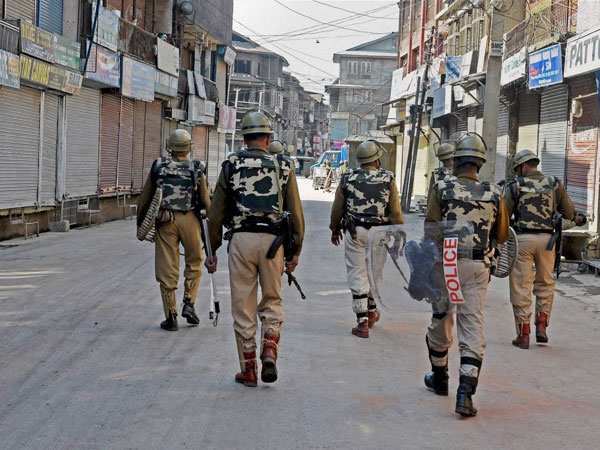 Curfew continues in Kashmir