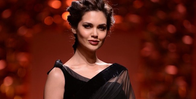 Esha Gupta turns showstopper at India Runway Week