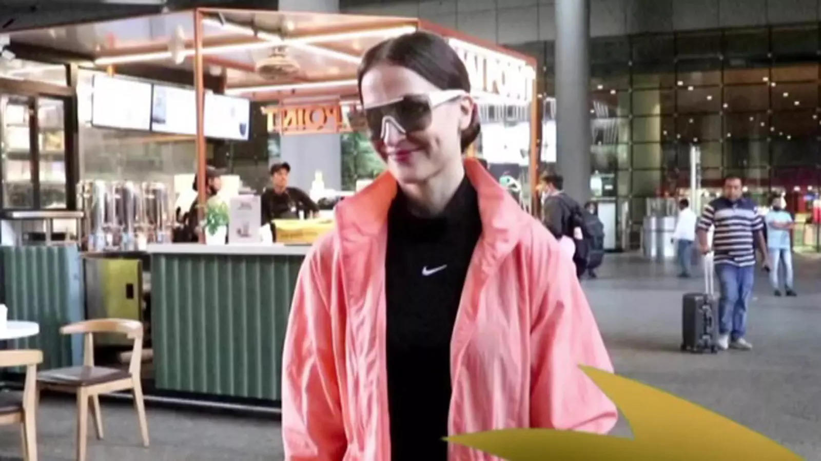 Elli AvrRam flaunts her sassy look in a funky pink jacket