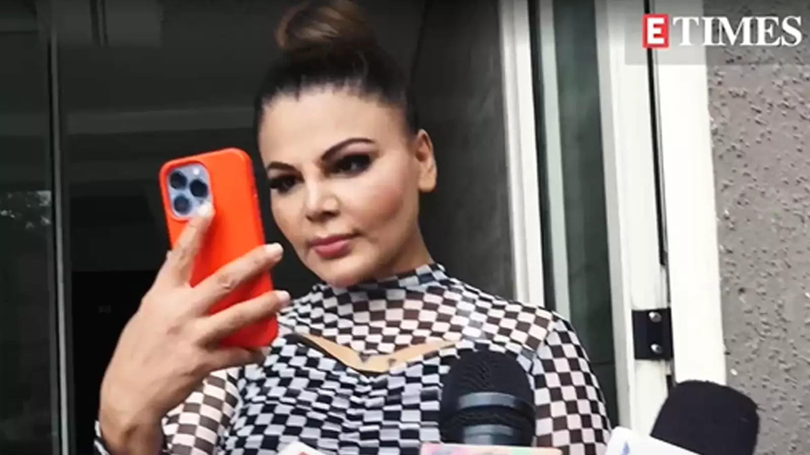 Rakhi Sawant video calls boyfriend Adil Khan Durrani in front of paps, blows kisses | Hindi Movie News – Bollywood