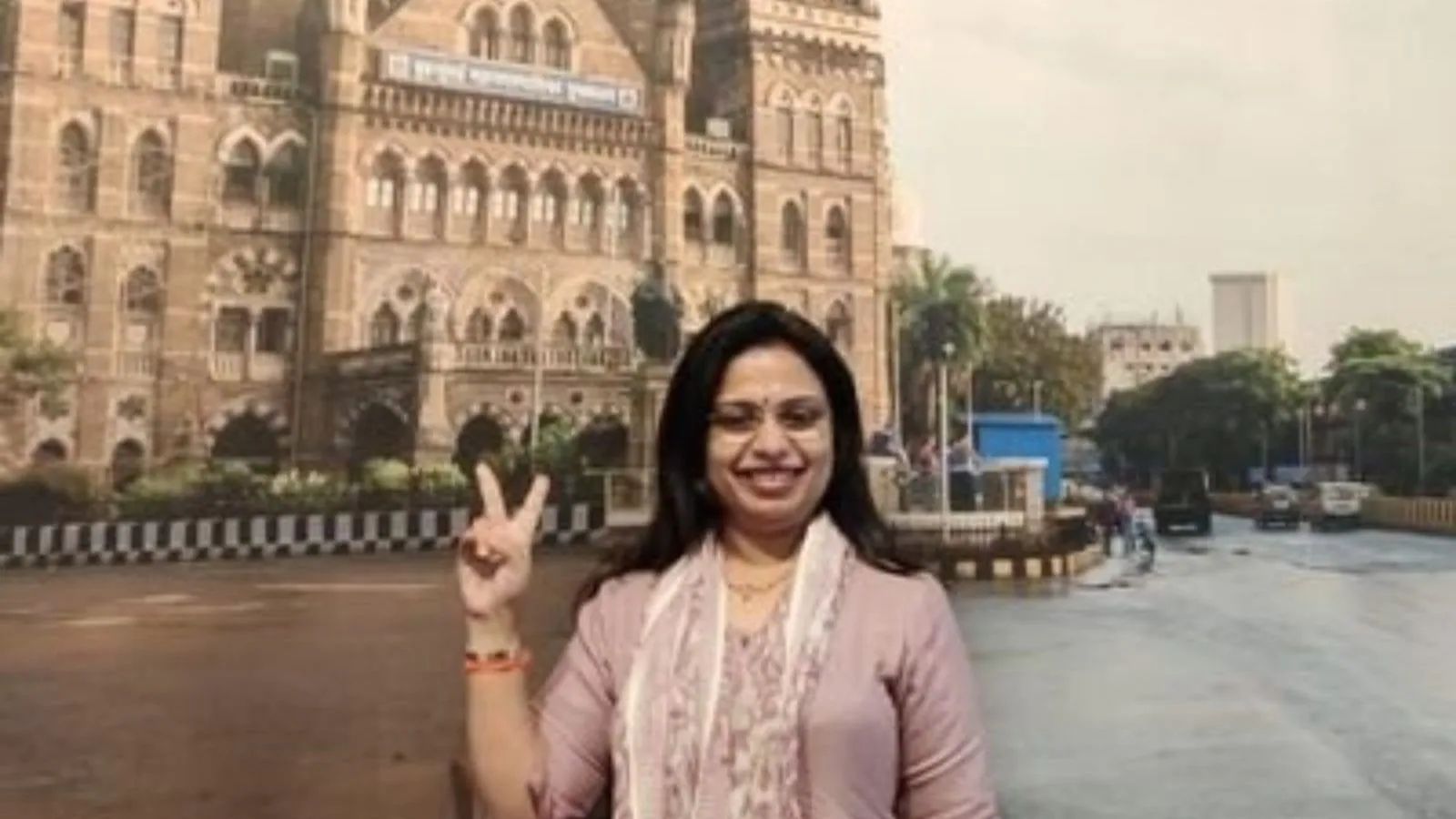 Shiv Sena Spokesperson Sheetal Mhatre Joins Eknath Shinde Camp